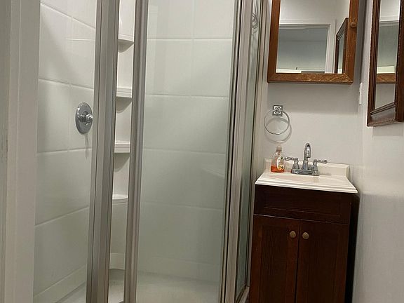 5th image of 485 Lewis St