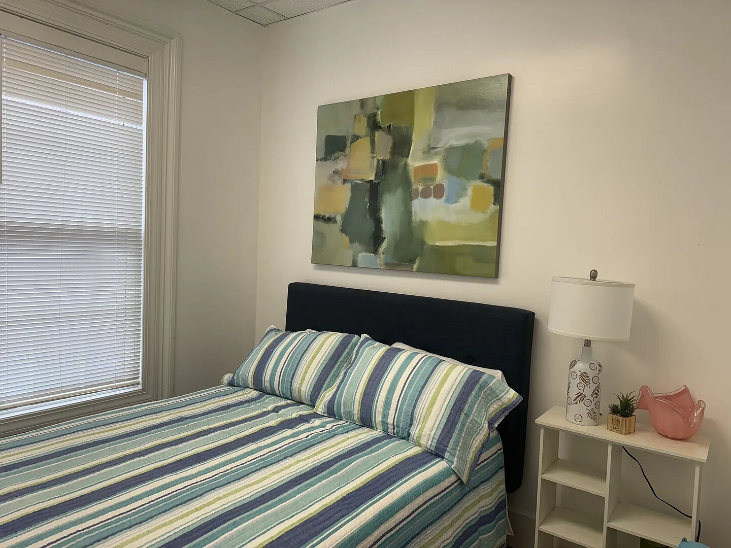 Gorgeous 1 bedroom with high ceilings sand lots of natural light — Photo 2