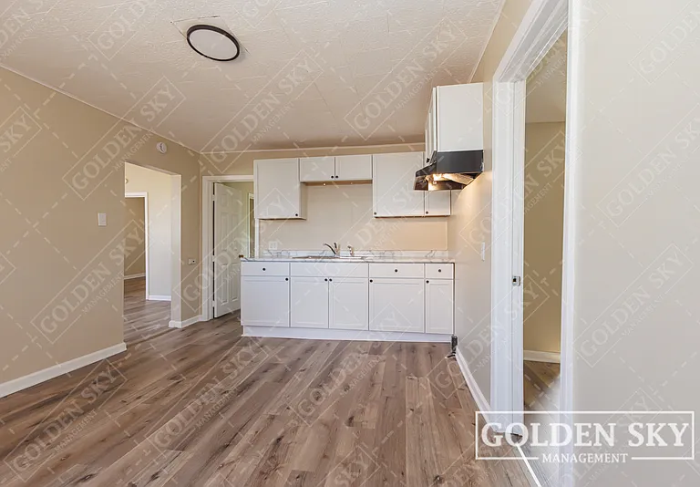 2915 S Vine St — Photo 8