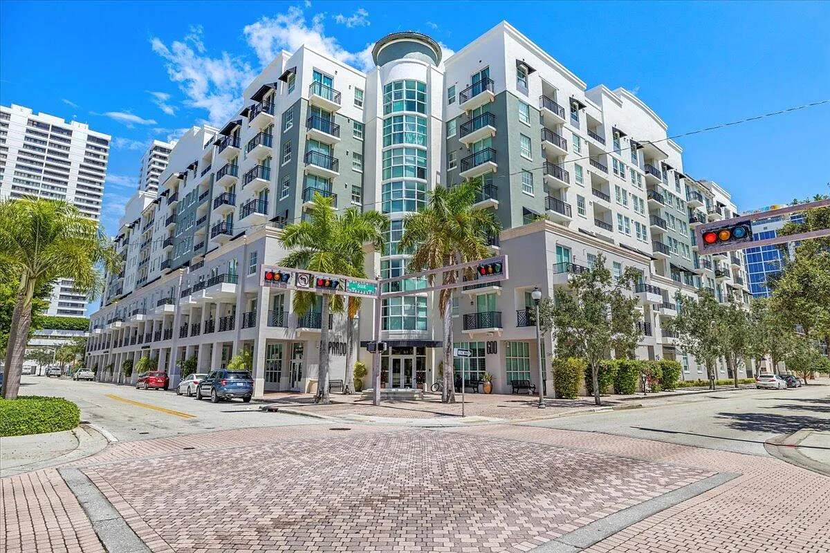 1 bed, 1.0 bath, 820 sqft, $3,600 — Photo 2