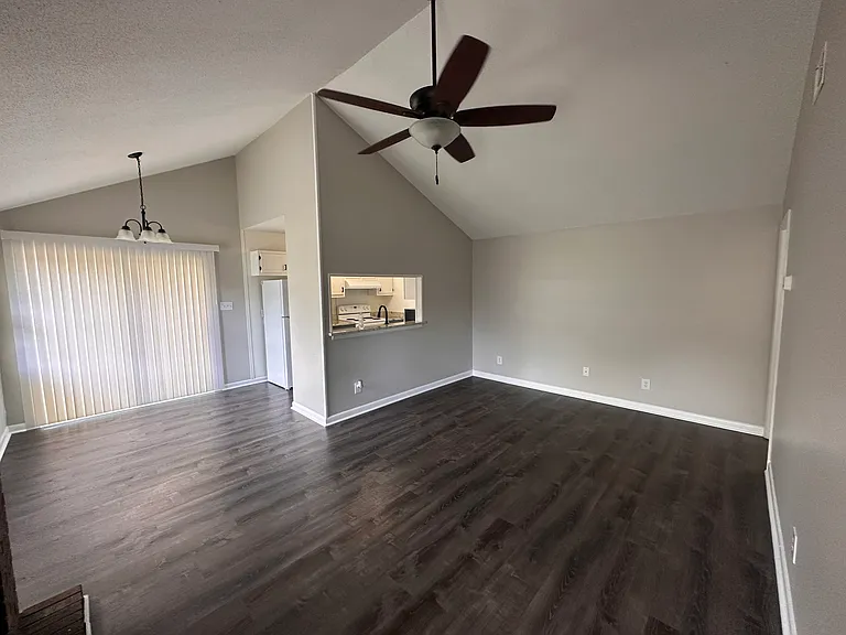 115 Deerfield Dr — Photo 2