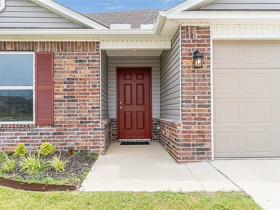 3rd image of 920 S Brambling Ln