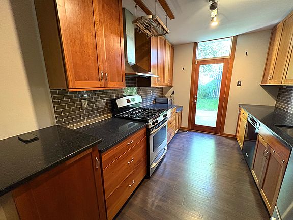 4th image of 213 W George St