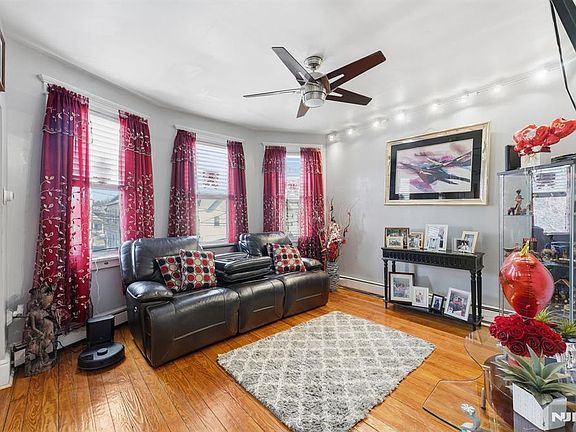 4th image of 10 Maple St