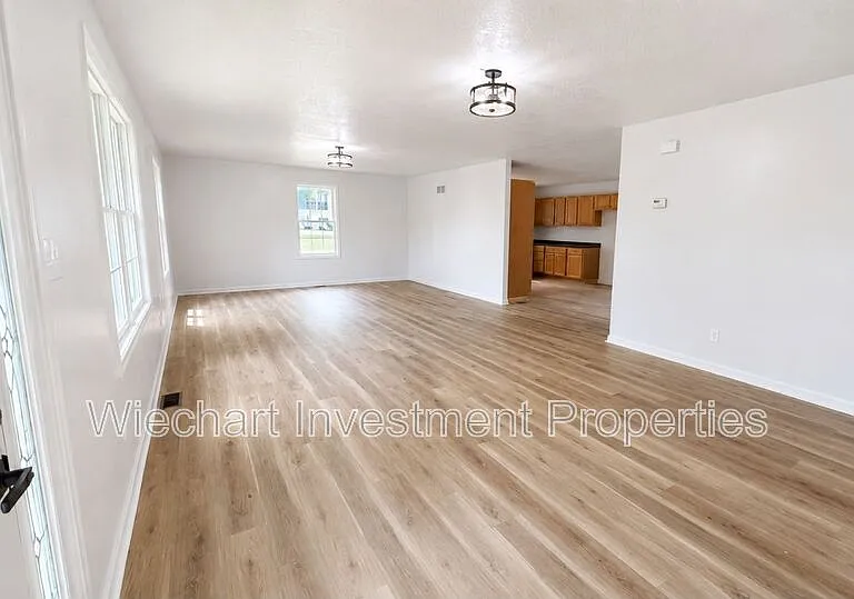 232 N Cherry St — Photo 8