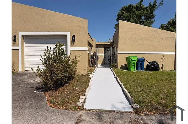 Building Photo - 9725 NW 26th Ct #4