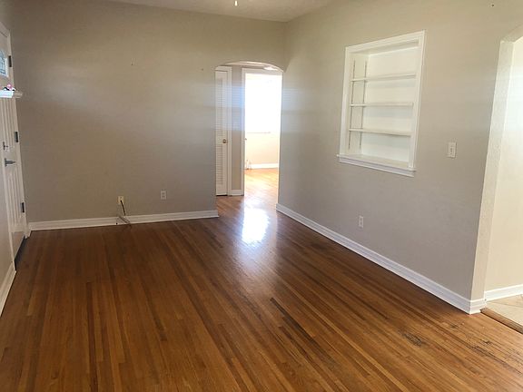 4th image of 440 38th Ave NE