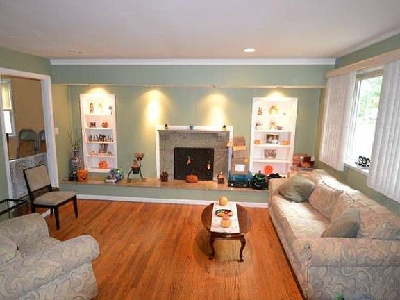 LIVING ROOM W/FIREPLACE