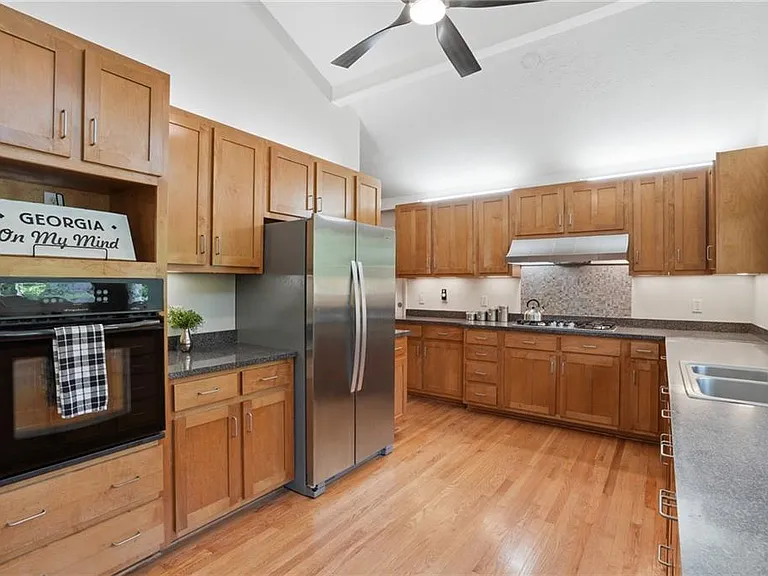 2209 Cherring Ln — Photo 5