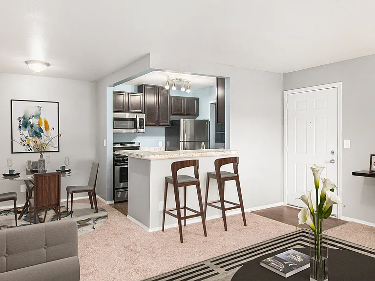 Westfield Club Apartments — Photo 2