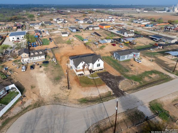 74 La Paz, Lytle, TX 78052