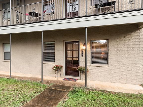 2nd image of 119 Orleans Oak
