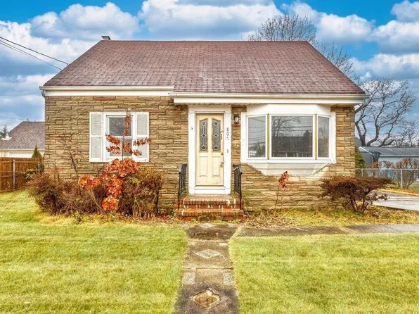 807 S Strong Avenue, Copiague, NY 11726