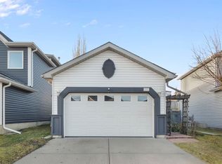 204 NE Hidden Spring Grn NW, Calgary, AB T3A 5N4
