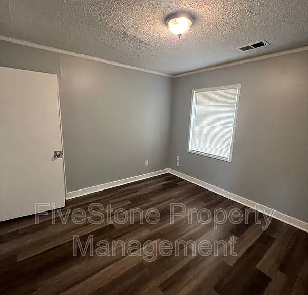 1300 Robin Hood Ln — Photo 15