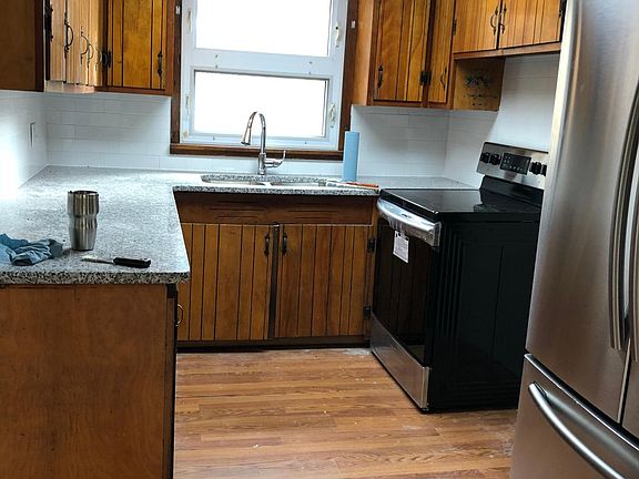 Kitchen w/granite and SS