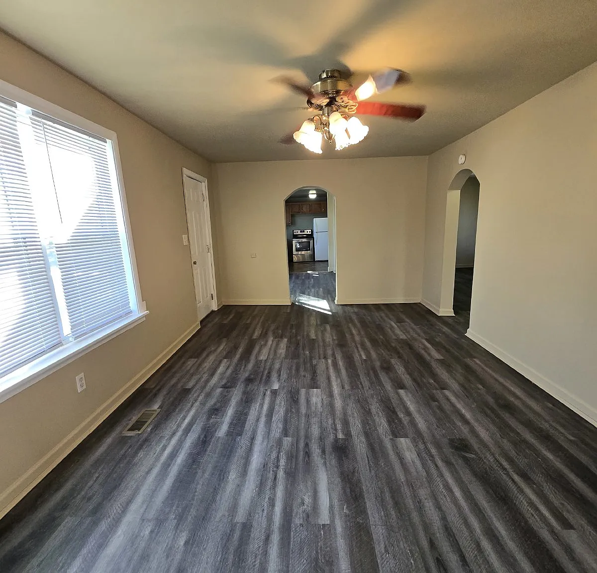 3 bed, 1.0 bath, 1100 sqft, $1,595 — Photo 3