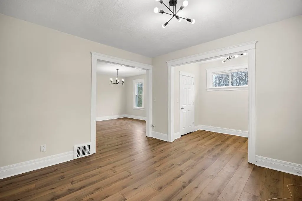 3 bed, 1.0 bath, 2394 sqft, $1,500 — Photo 4