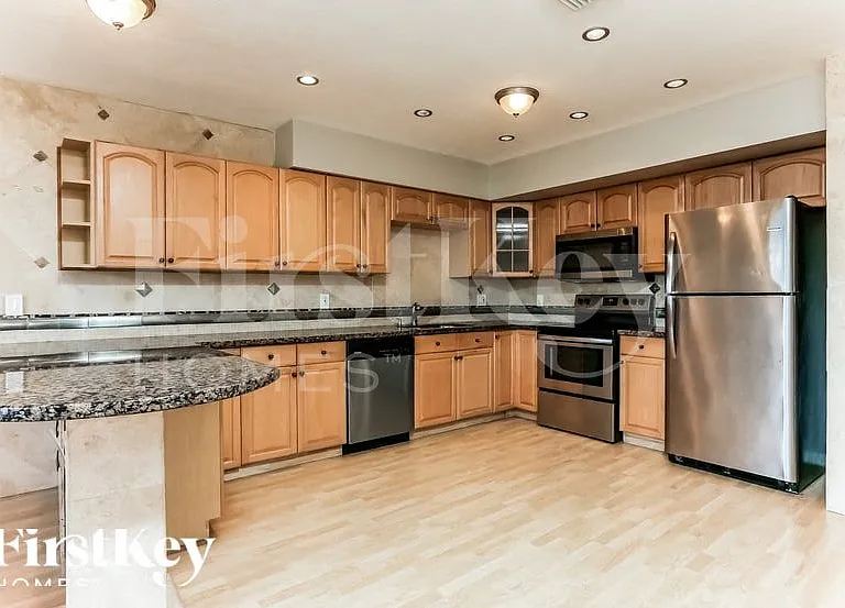 151 SE 8th St — Photo 6