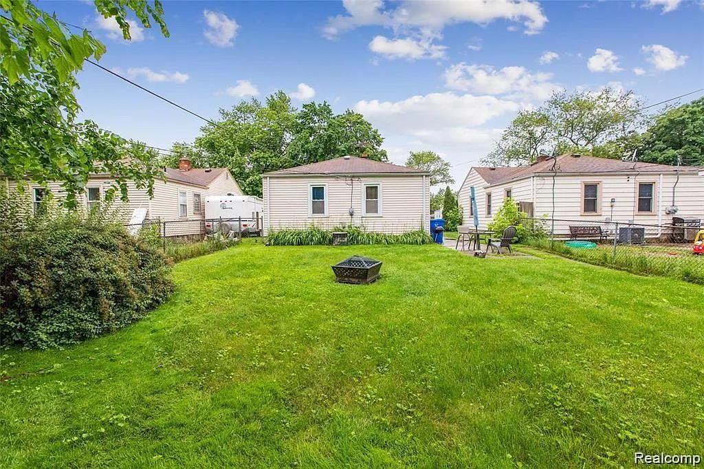 3 bed, 900 sqft, $1,650 — Photo 2