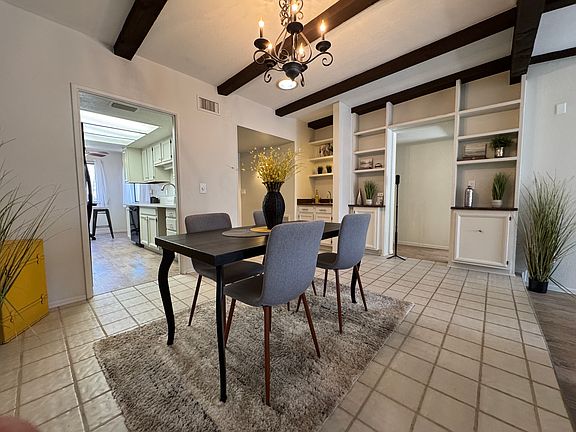 Dining room
This is not a furnished rental.