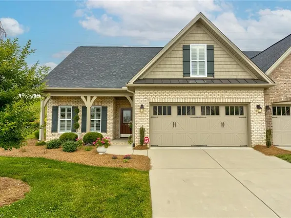 601 Plantation Village Dr, Clemmons, NC 27012