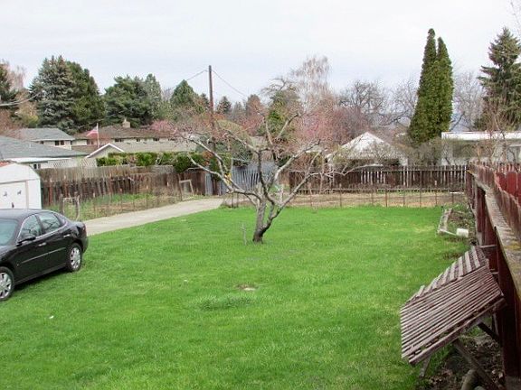 Big backyard w garden area