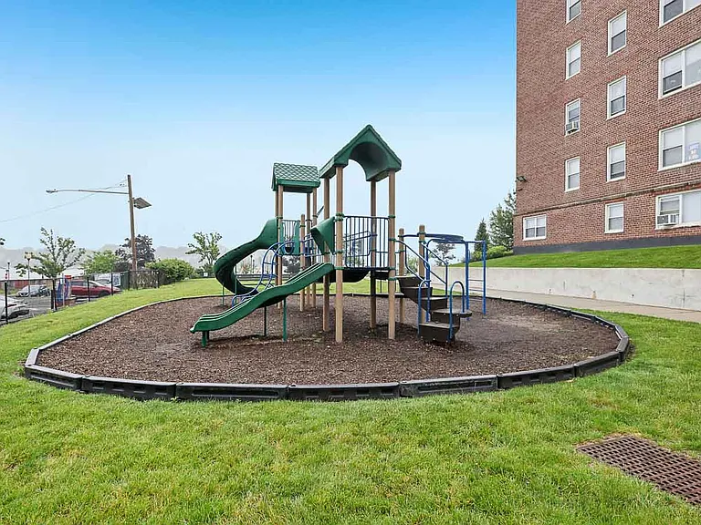 Harbor Terrace Apartments — Photo 16
