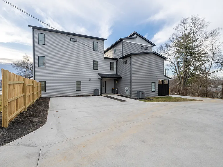 601 E Miller Dr — Photo 10