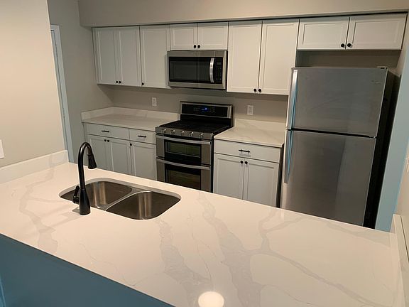 3rd image of 547 Wellington Dr