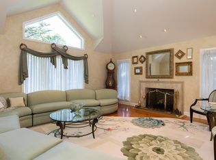 21 Crestview Ct, Bayport, NY 11705