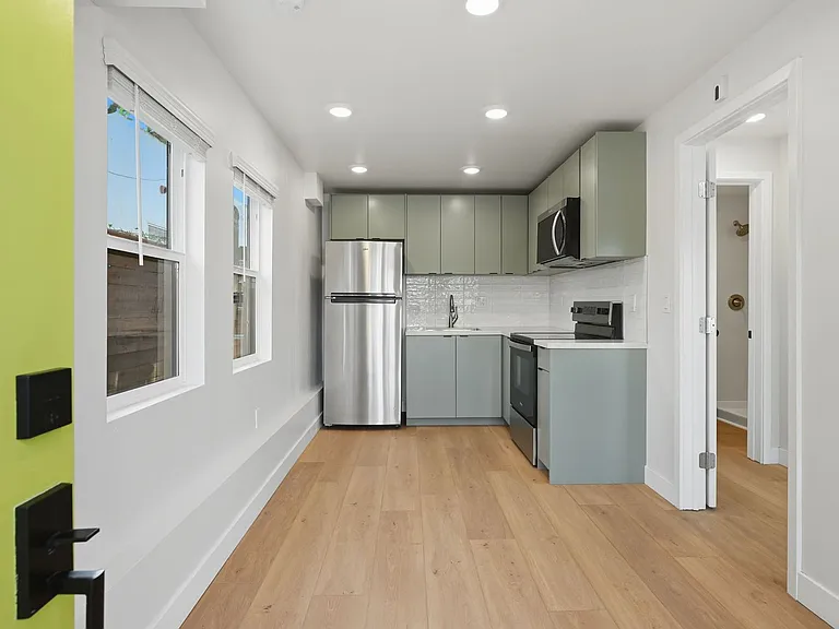 2735 Broadway #5 — Photo 2