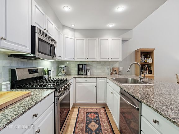 5th image of 2843 N Lincoln Ave APT 105
