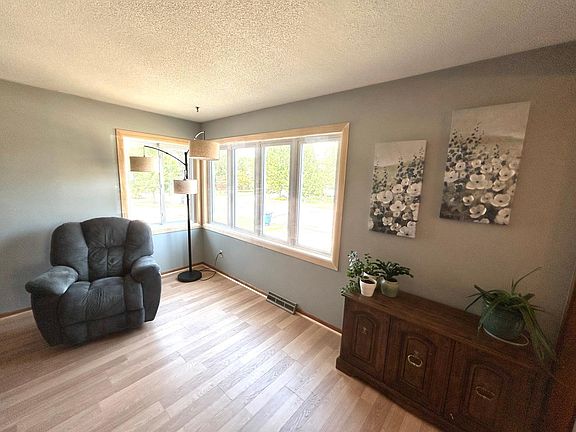 3rd image of 1025 9th St SW