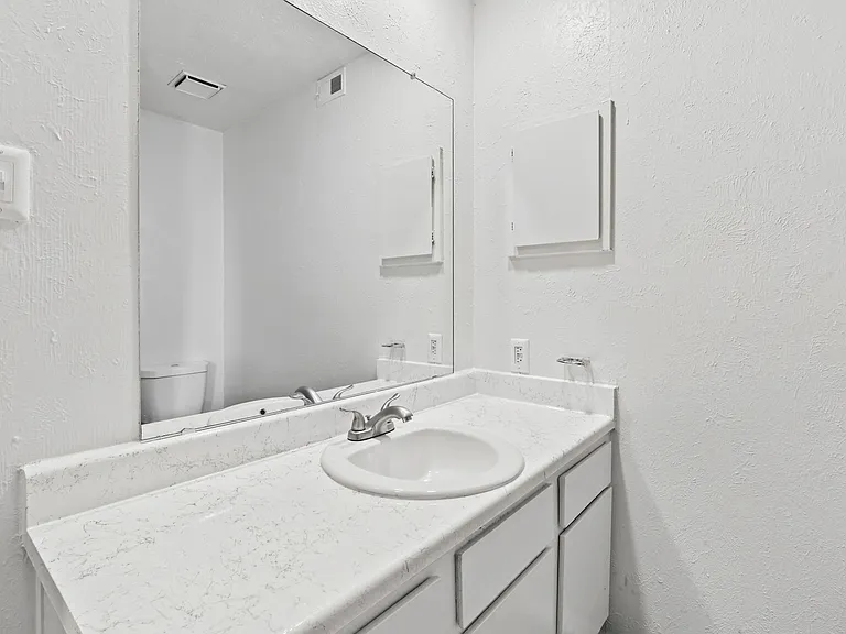 The Summit Apartments — Photo 33