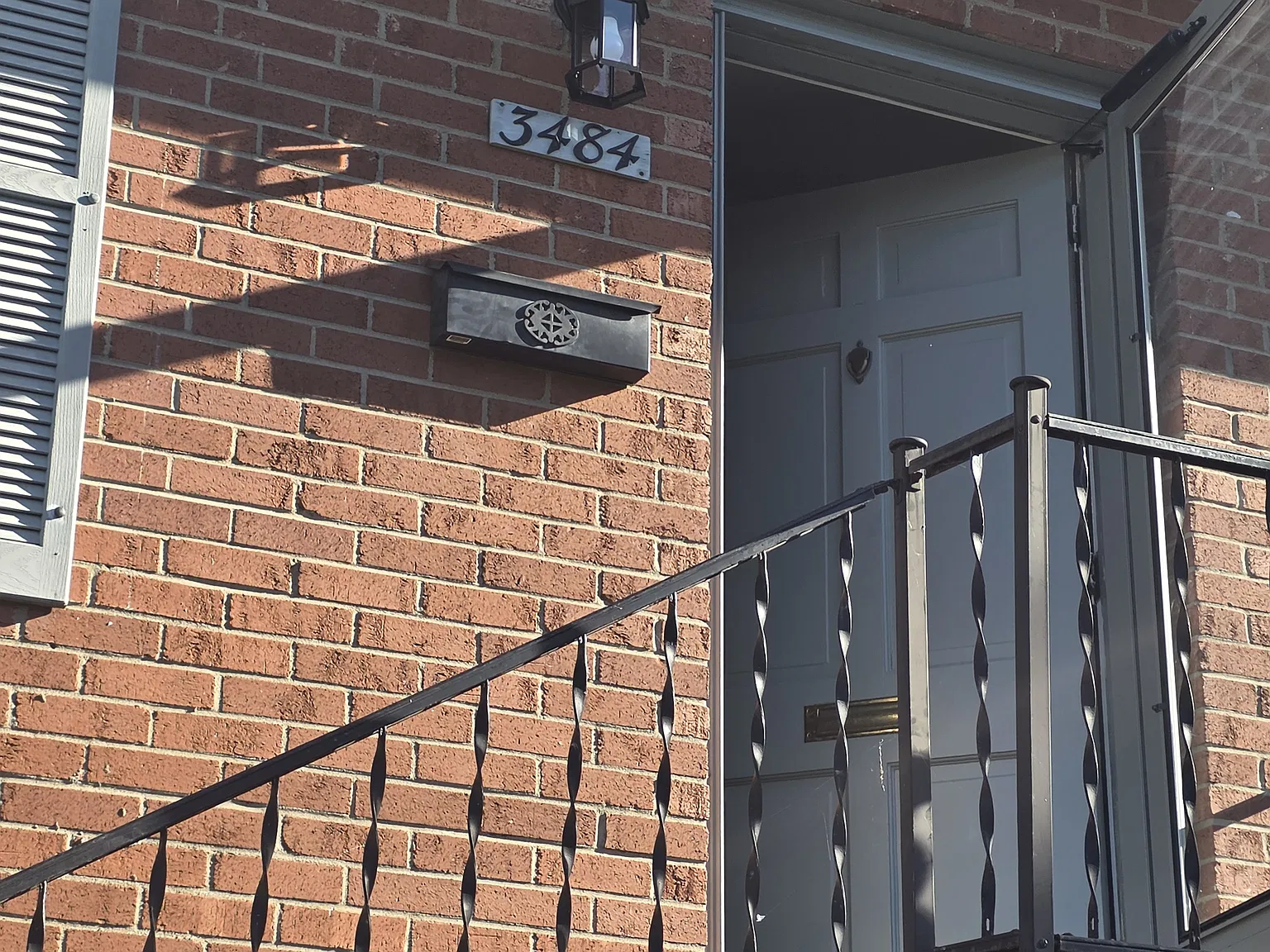 3484 Sutherland Dr — Photo 2