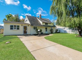 29 Redbrook Ln, Levittown, PA 19055