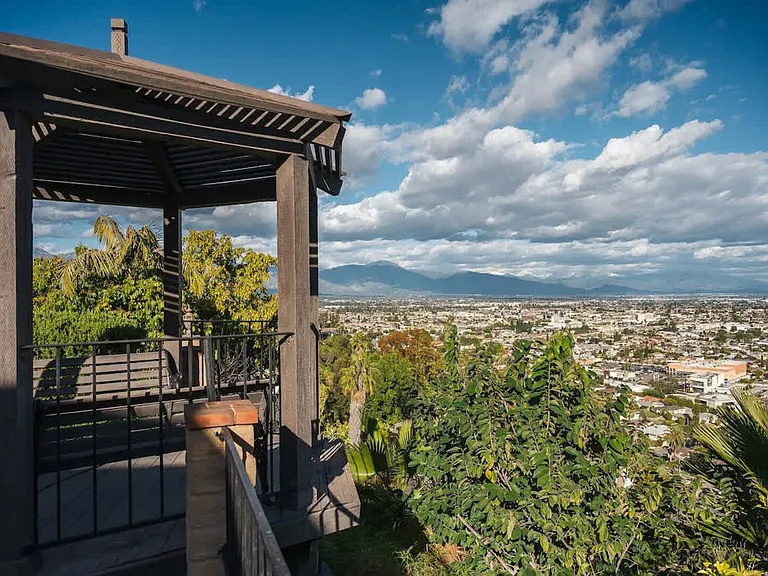 Crest Vista Dr — Photo 5