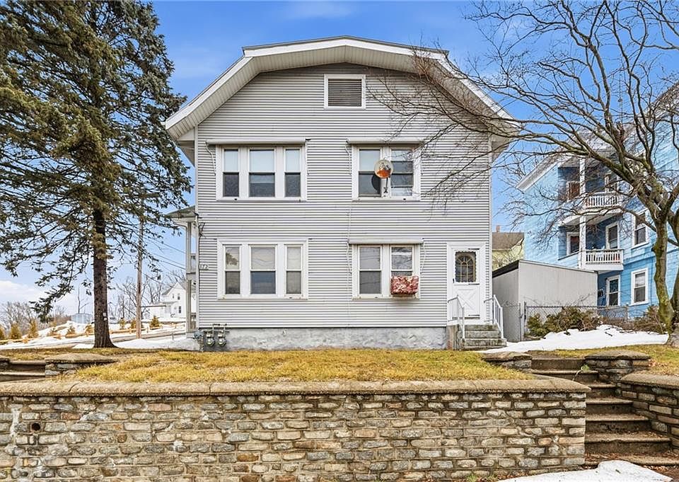 1st image of 372 Cumberland Hill Rd