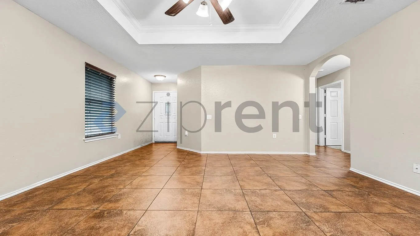 3 bed, 1203 sqft, $2,050 — Photo 4