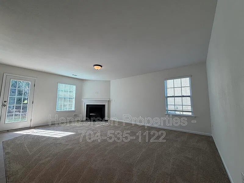 4 bed, 2.5 bath, 2584 sqft, $2,225 — Photo 4