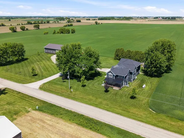 W9020 Breezy Point Rd, Beaver Dam, WI 53916