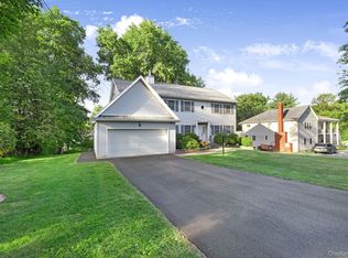 24 Hillcrest Dr, Salisbury Mills, NY 12577