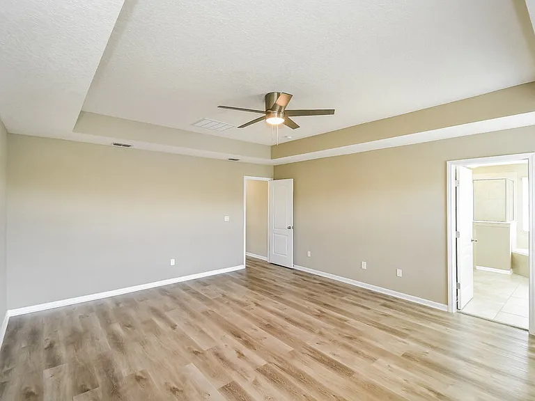 918 Glendale Ln — Photo 12
