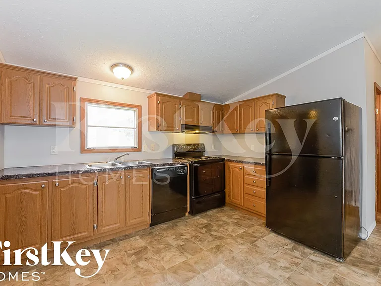 3304 N Spring St — Photo 8