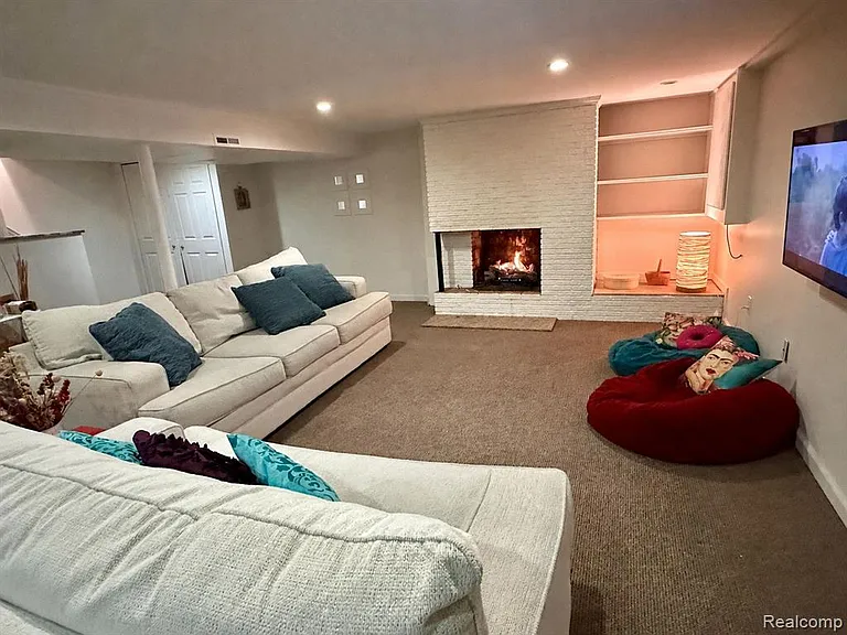 1085 Brooklawn Dr — Photo 2
