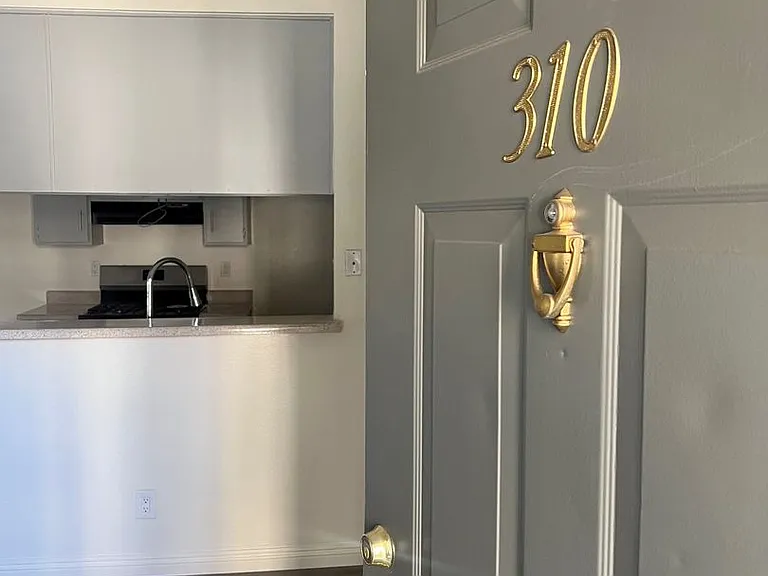 8541 Foothill Blvd., Sunland — Photo 31