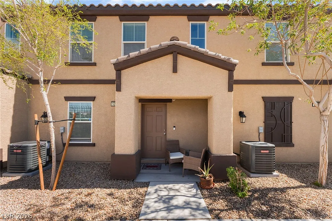 3 bed, 2.0 bath, 1298 sqft, $2,000 — Photo 1