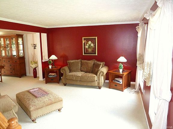 Living room has crown molding