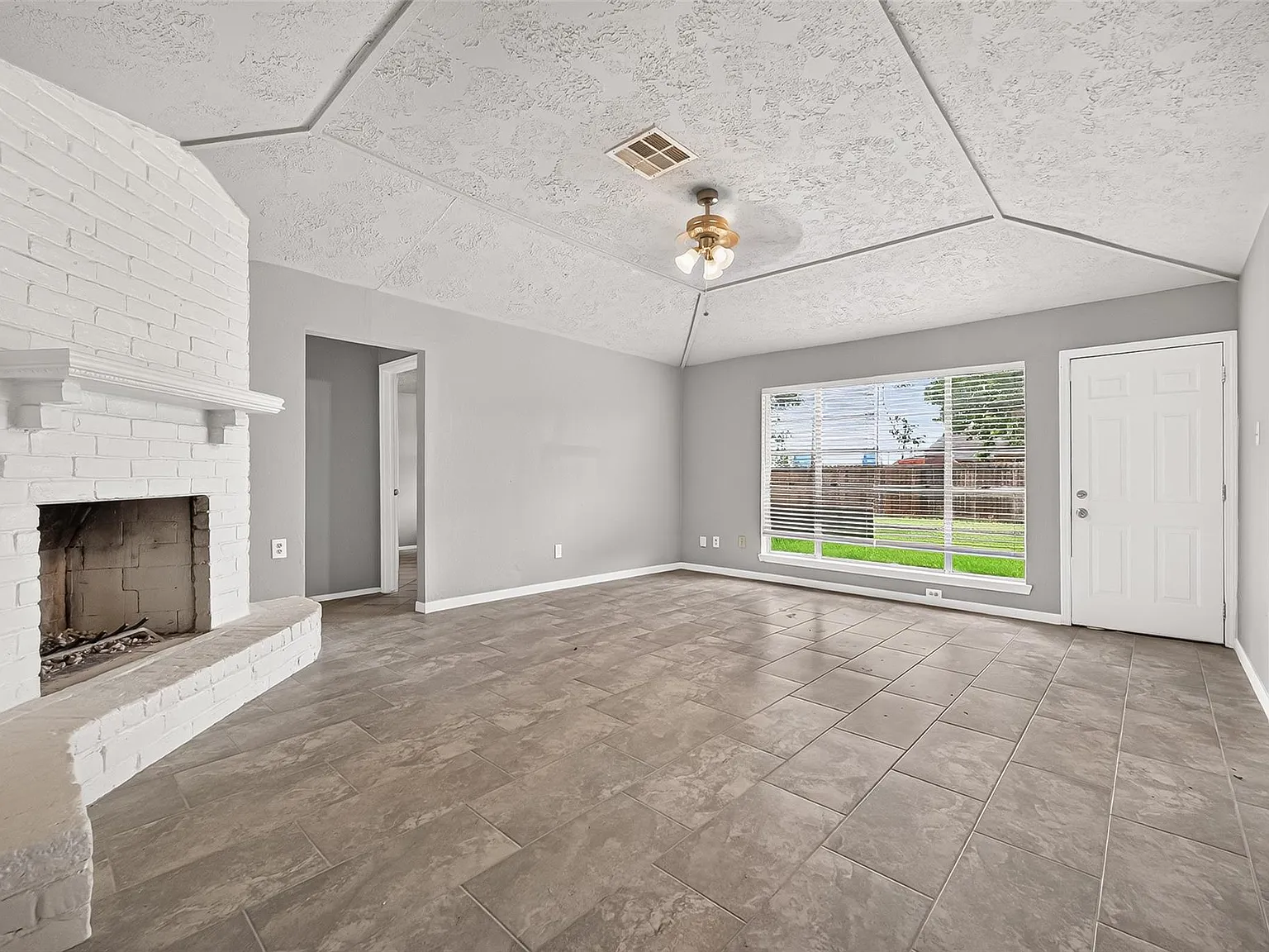 3 bed, 2.0 bath, 1296 sqft, $1,800 — Photo 3